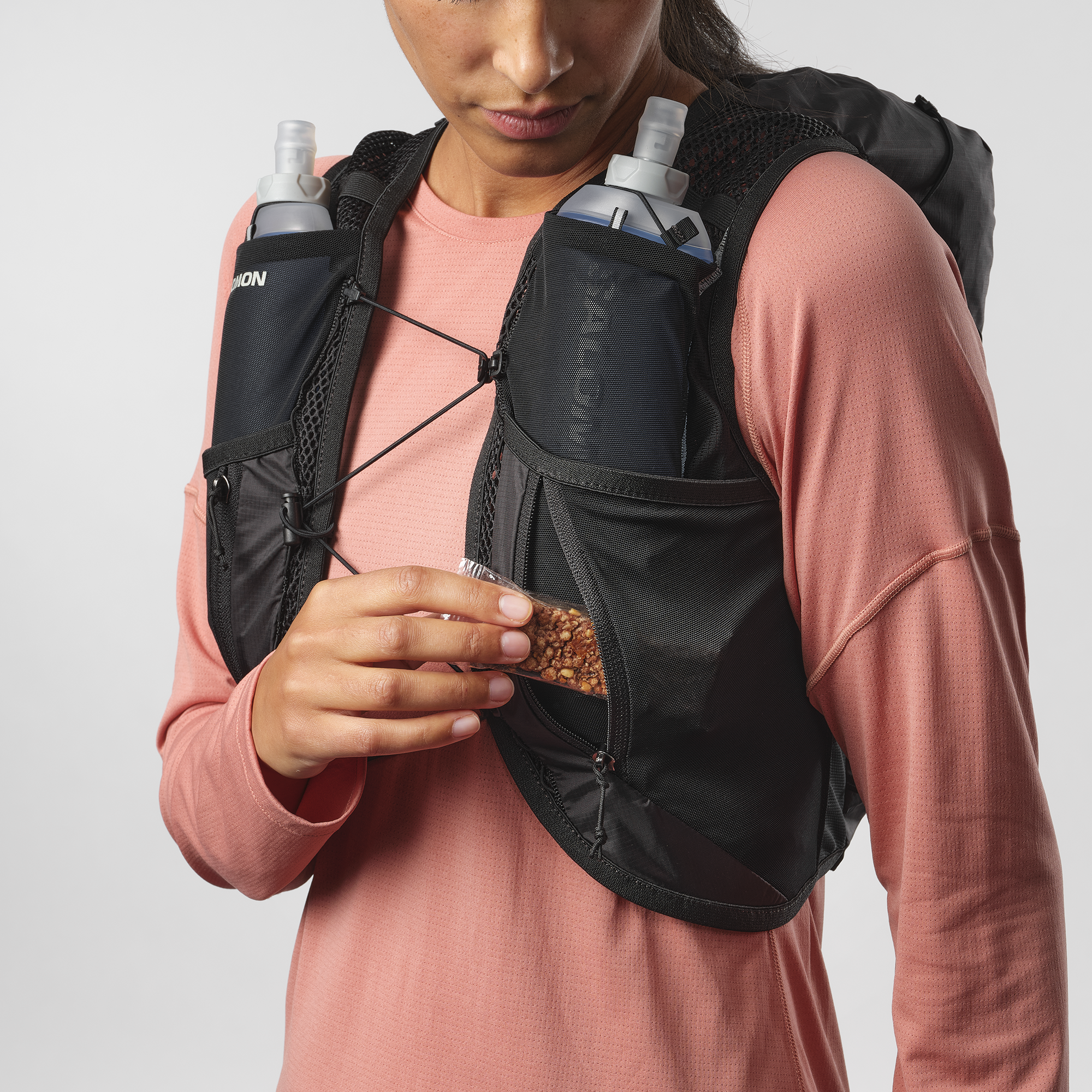 ACTIVE SKIN 12 Women's Running Vest with flasks included | Salomon