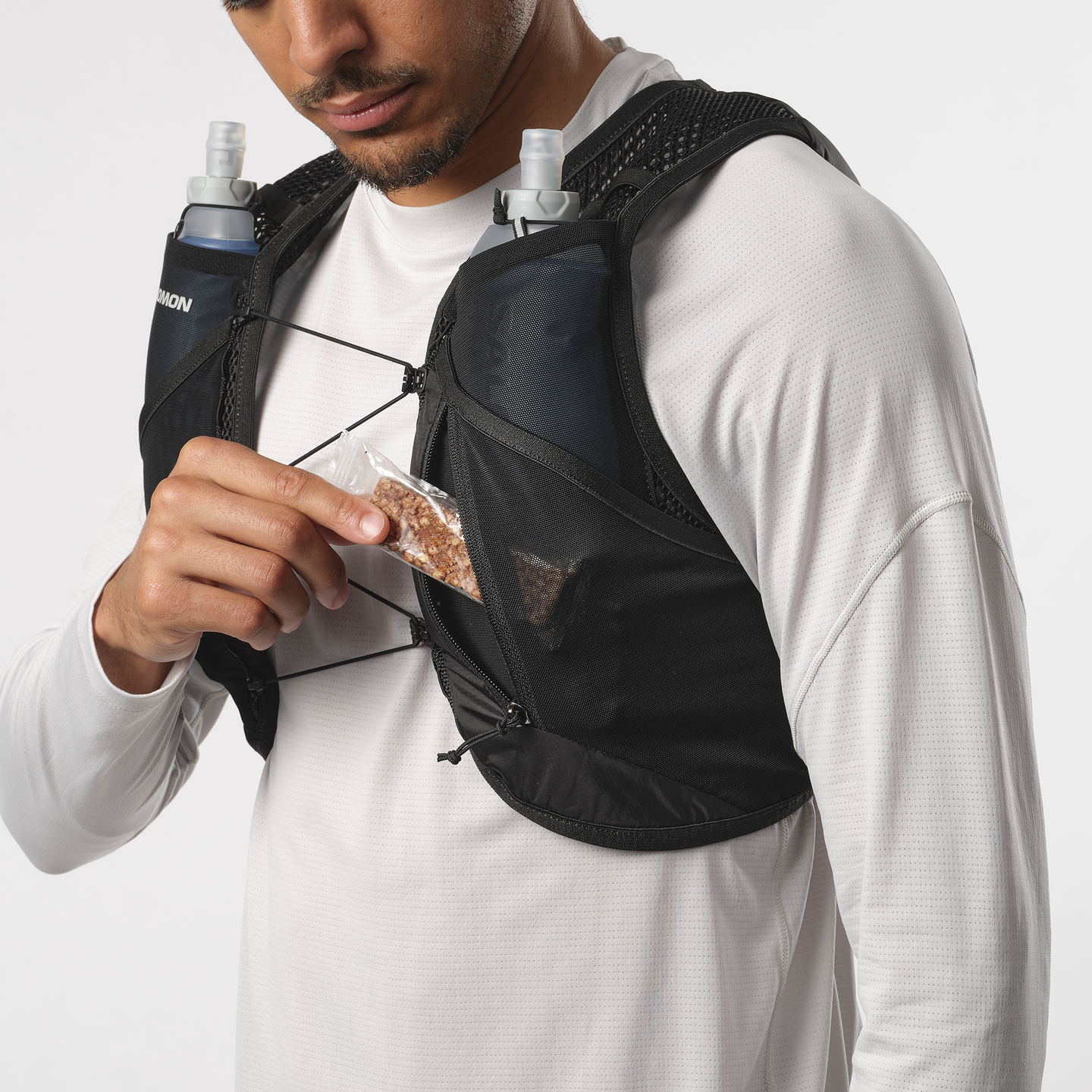 Женский беговой рюкзак Salomon Active Skin 4, цвет: Чёрный / Металлический — фото 4